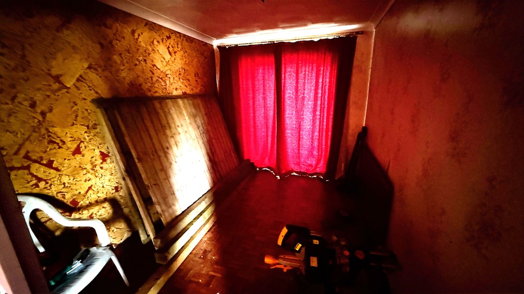 Lot: 39 - SEMI-DETACHED HOUSE FOR REPAIR AND REFURBISHMENT - Internal image of dining room from living room